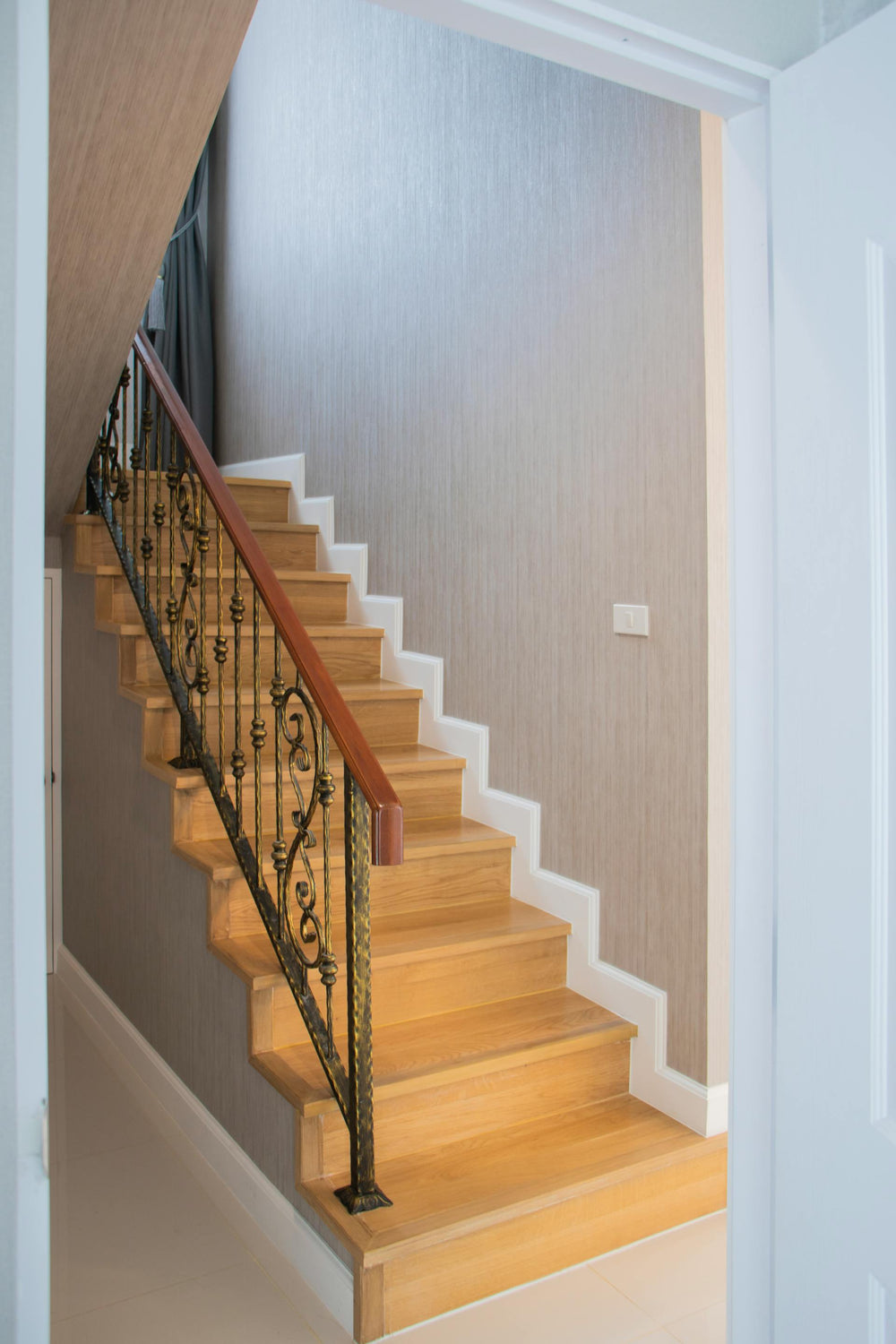 How to Update Stair Railing Without Replacing: 2026 Guide – SI Handrails