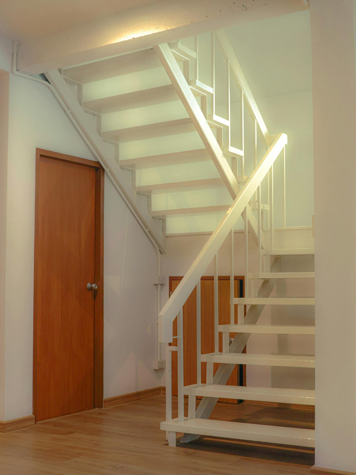Wood vs. Metal Railings: Which Is Best for Your Home? – SI Handrails