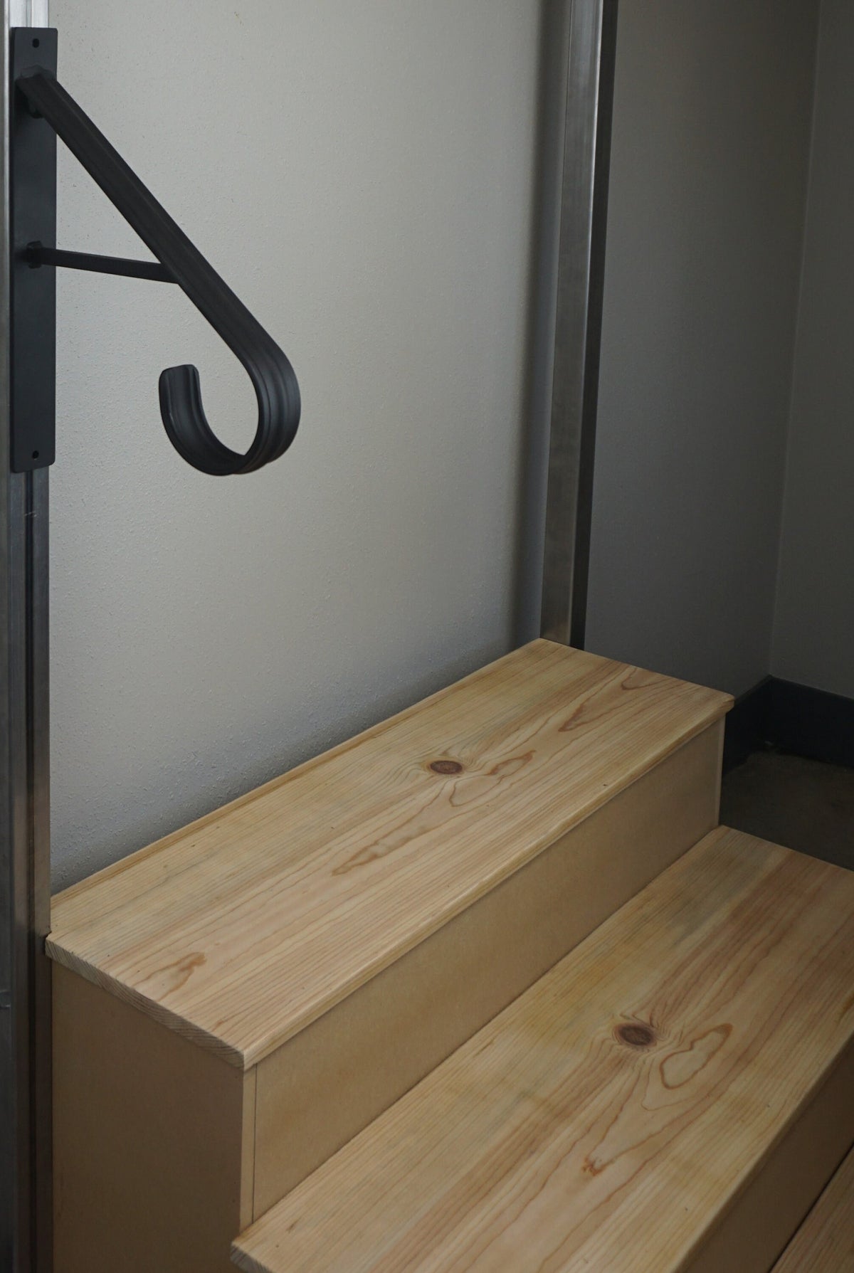 Grab Rail | Iron Flat Bar Handrail | Molding Cap Rail – SI Handrails